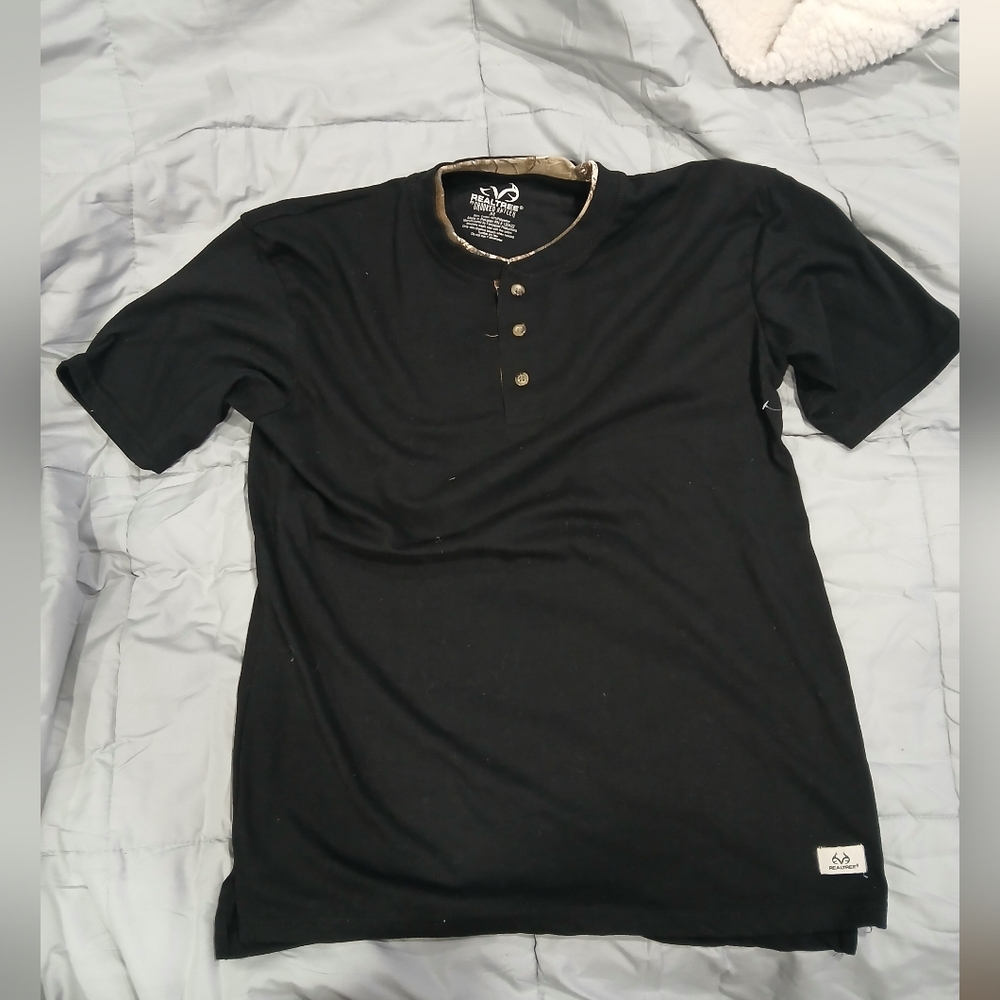 Realtree Collar Shirt. Size M